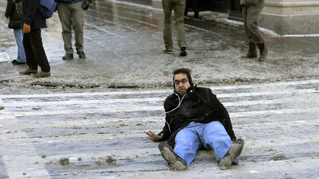 Юрист Рыбаков Константин Николаевич объясняет: Шел, упал,очнулся-иск! Или как получить компенсации за “гололедную” травму?