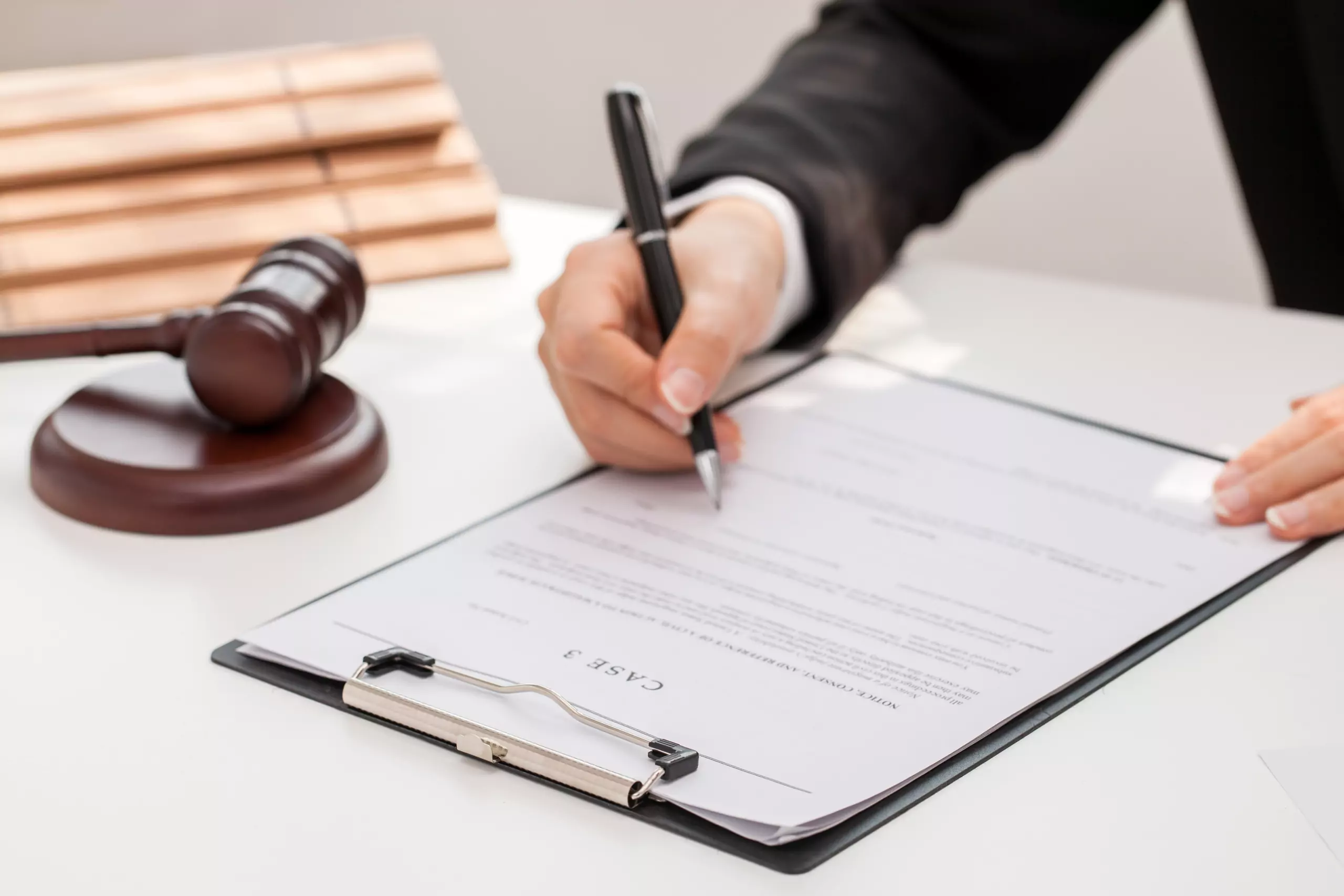 Юрист Лаврисюк Иван Николаевич объясняет: Сотрудничество с юристом. Как не попасть на “развод”