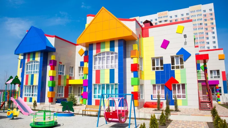 Юрист Боголюбов Александр Алексеевич объясняет: Законен ли отказ в приеме ребенка в детский сад, если семья зарегистрирована в другом районе?