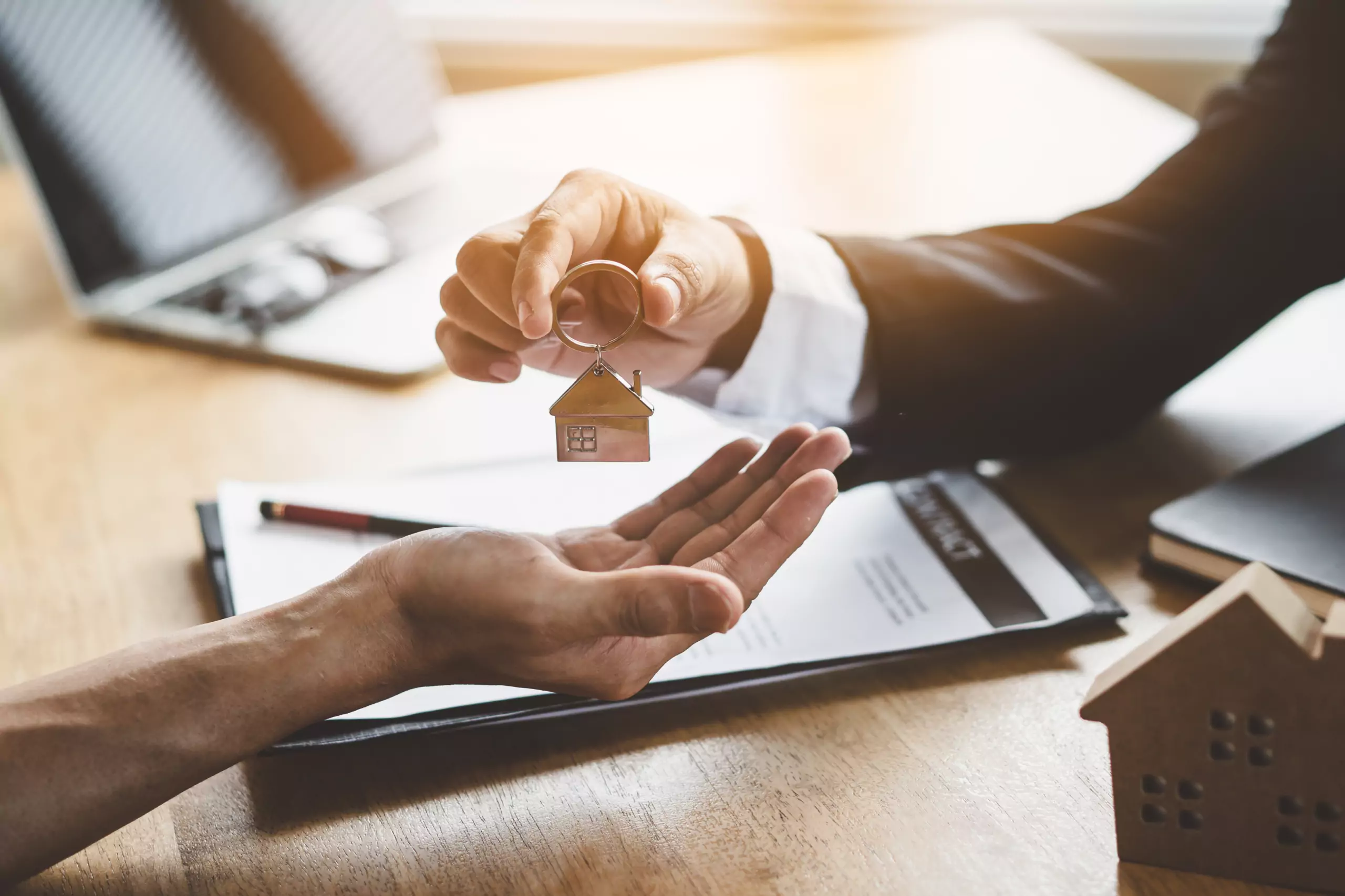 Адвокат Чекстер Артем Викторович объясняет: Как защитить свои права при нарушении трудового договора?