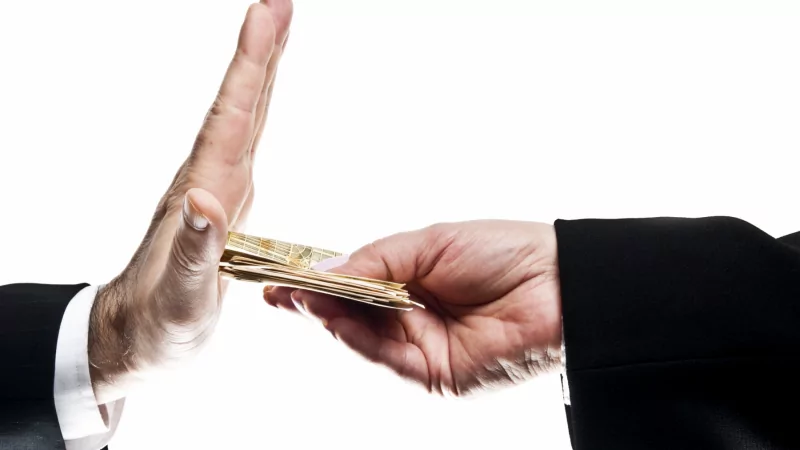 Адвокат Сизоненко Александр Аркадьевич объясняет: Взятка или мошенничество? Переквалификация на менее тяжкий состав преступления.