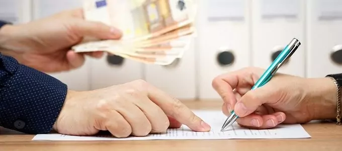 Адвокат Баринова Оксана Викторовна объясняет: Взыскали долг через суд, а вы не в курсе? Да. Такое бывает.