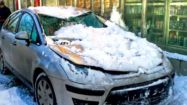 Юрист Ревенко Маргарита Сергеевна объясняет: Что делать, если на припаркованную машину упал снег с крыши ?