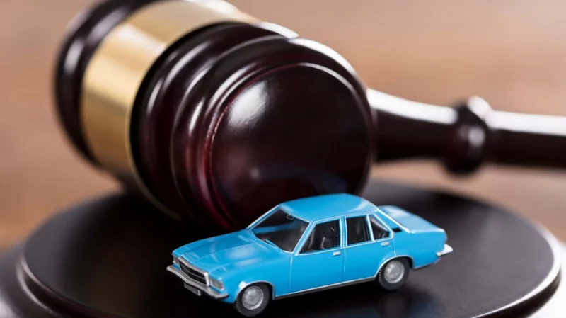 Юрист Перминов Никита Сергеевич объясняет: «Даю вам 10 дней на погашение долга, а потом ваш автомобиль будет продан»