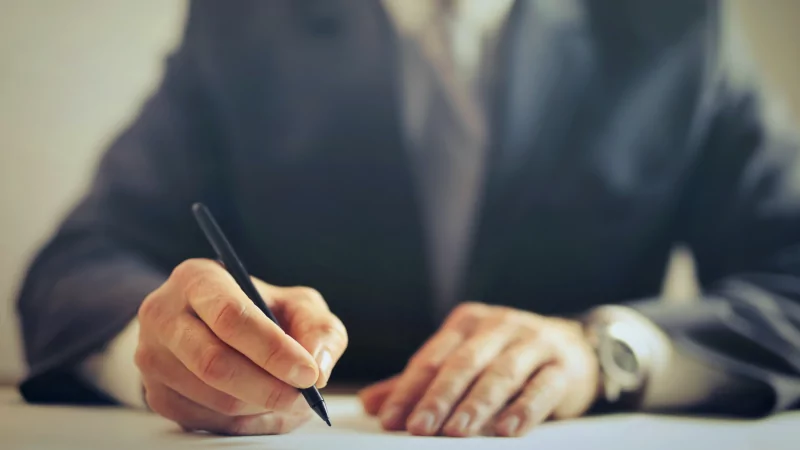 Юрист Дёмина Ксения Владимировна объясняет: Арест карты приставами: как вернуть деньги