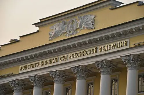 КС подтвердил право отцов-полицейских ухаживать за больными детьми