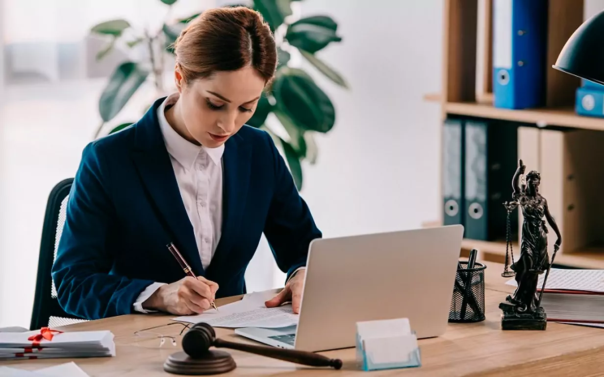 Юрист Конфета Марина Викторовна объясняет: Работодатель нарушает ваши права? Узнайте, как отстоять свои интересы!