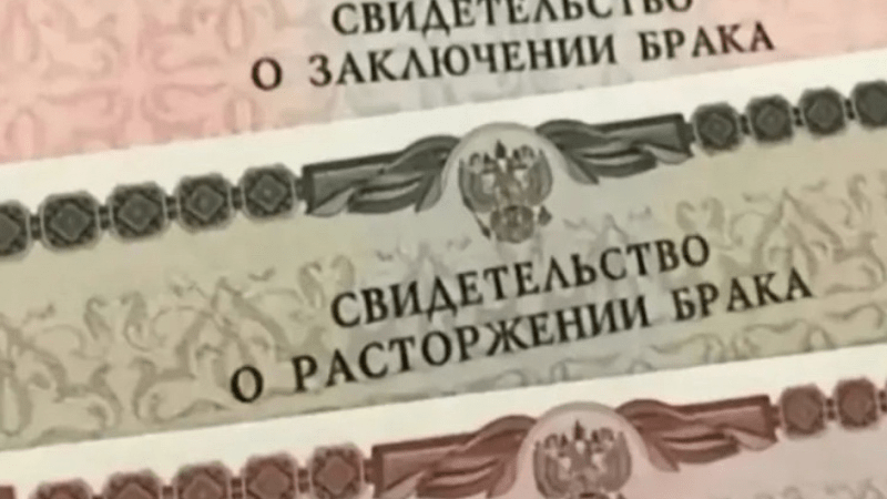 Юрист Шкуратов Игорь Юрьевич объясняет: Жизнь обязательно разобьет розовые очки,которые ты на себя натягиваешь. И разобьет стеклом вовнутрь