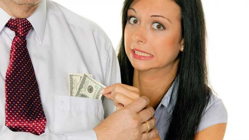 Адвокат Ломакин Игорь Игоревич объясняет: Если жена тайком потратила все деньги мужа…