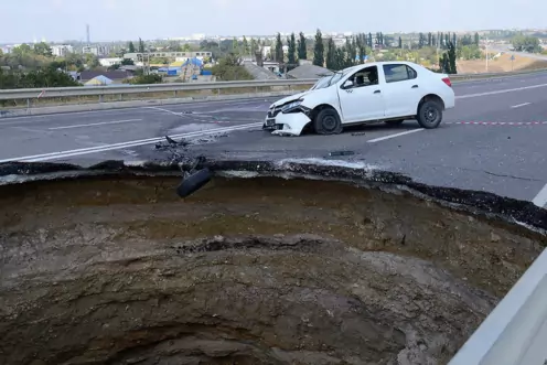 Попалась яма на дороге, взыщите ущерб.