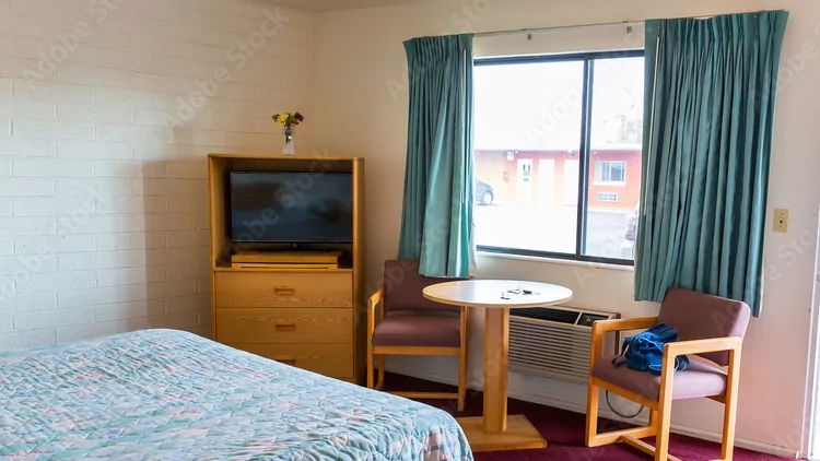 Юрист Жуйкова Юлия Валерьевна объясняет: Соседи устроили гостиницу в доме. Куда жаловаться?