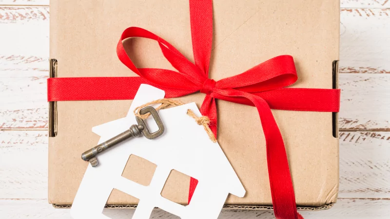 Адвокат Державин Александр Владимирович объясняет: Дарение недвижимости – к нотариусу!