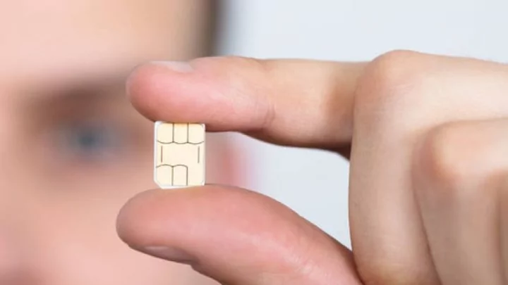 Юрист Хаулин Андрей Анатольевич объясняет: В Роскачестве выявили случаи обмана покупателей в салонах связи, где продавцы добавляют ненужные си