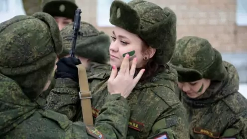 Женщины, которым исполнилось 18 лет, будут призываться в армию наравне с мужчинами.