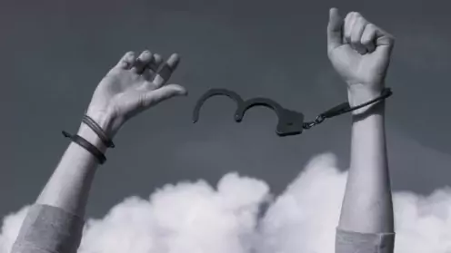 Переквалификация грабежа ст. 161 УК РФ на кражу ст. 158 УК РФ – дело прекращено, освобождение в суде