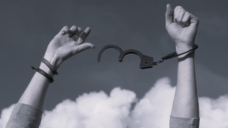 Адвокат Зуев Андрей Валерьевич объясняет: Переквалификация грабежа ст. 161 УК РФ на кражу ст. 158 УК РФ – дело прекращено, освобождение в суде