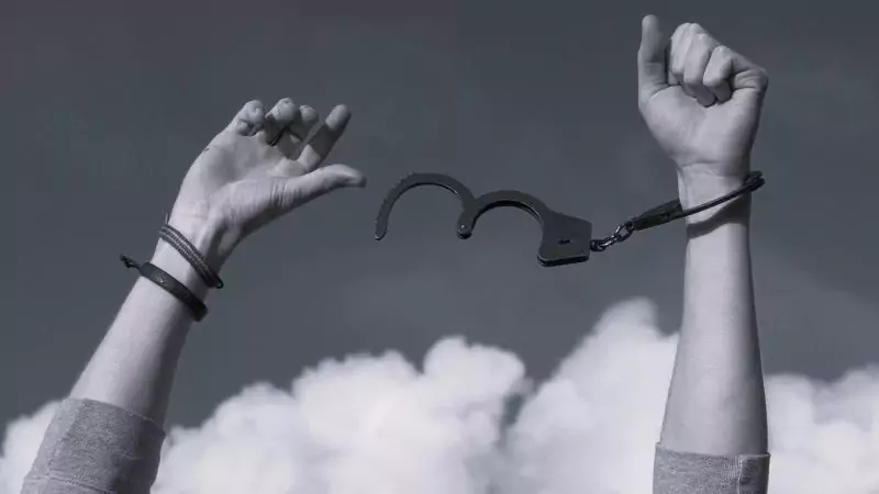 Адвокат Зуев Андрей Валерьевич объясняет: Переквалификация грабежа ст. 161 УК РФ на кражу ст. 158 УК РФ – дело прекращено, освобождение в суде