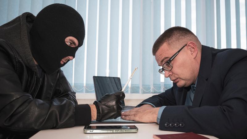 Адвокат Байрамалиев Шахин Шабан Оглы объясняет: Как защитить бизнес от рейдерского захвата?