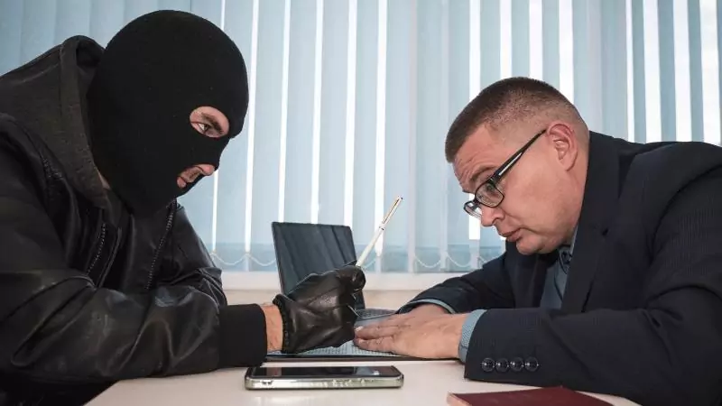 Адвокат Байрамалиев Шахин Шабан Оглы объясняет: Как защитить бизнес от рейдерского захвата?