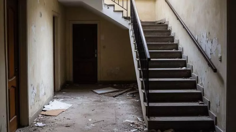 Юрист Чечель Кристина Васильевна объясняет: Как привлечь управляющую компанию за грязь в подъезде