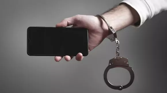 Адвокат Стрелков Сергей Александрович объясняет: Подобрал телефон на улице – получил судимость