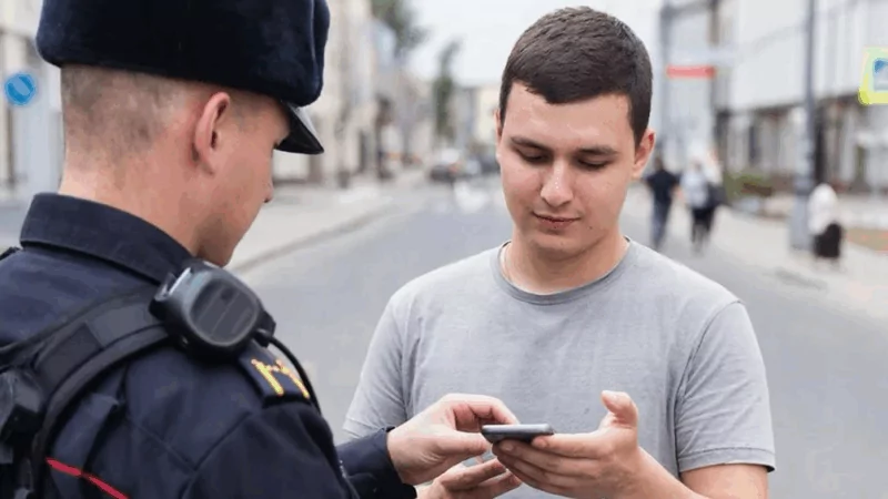 Адвокат Гусев Владимир Александрович объясняет: Осмотр содержимого смартфона полицией: когда можно отказать