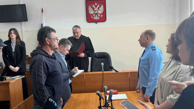 Адвокат Дмитриев Дмитрий Николаевич объясняет: На адвокатов давит обвинение и угрожает преследованием за принципиальную защиту