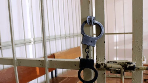 Тяжесть преступления и насилие как определяющие факторы избрания заключения под стражу