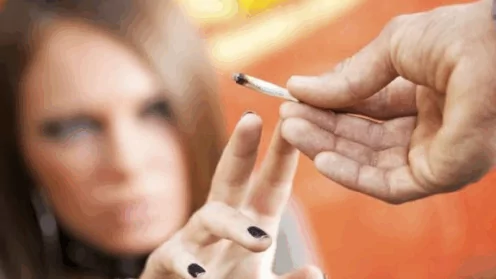 Склонение несовершеннолетних к употреблению наркотиков: позиция Верховного суда и практический вывод