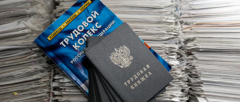 Адвокат Рябцев Роман Геннадьевич объясняет: Работодатель при сокращении работника не обязан предлагать ему вакансию сразу, после ее появления