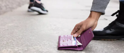 Рассчитался за покупки чужой найденной картой – это находка или преступление